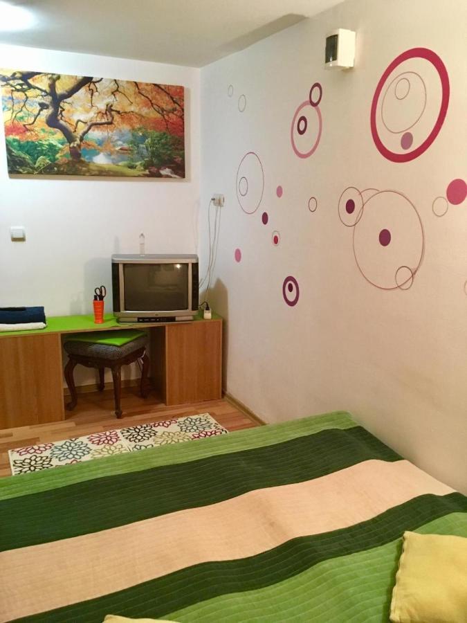 Rolling Stone Hostel Braşov Buitenkant foto
