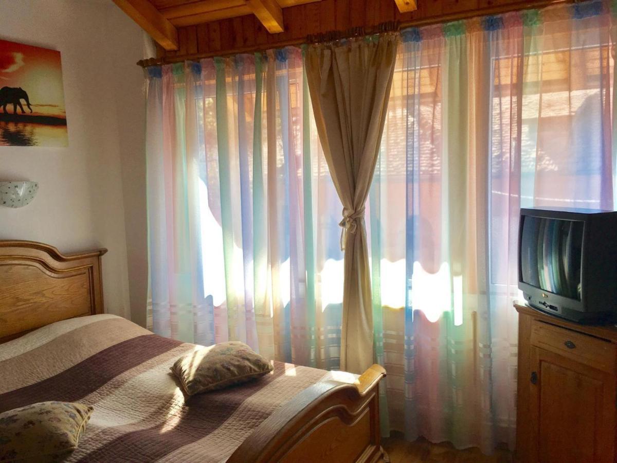 Rolling Stone Hostel Braşov Buitenkant foto