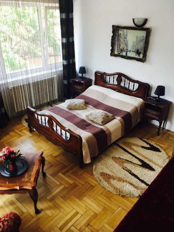 Rolling Stone Hostel Braşov Buitenkant foto