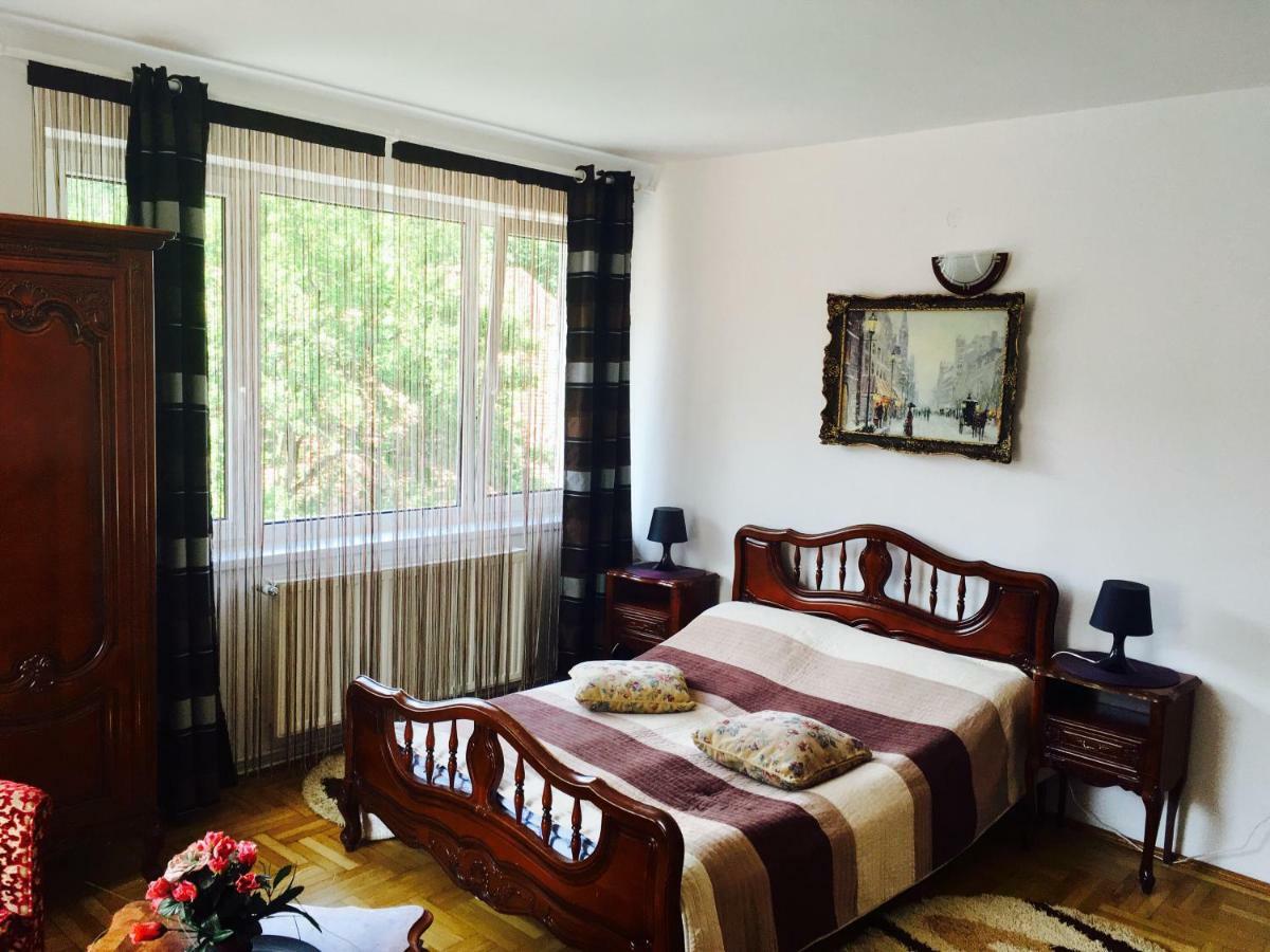 Rolling Stone Hostel Braşov Buitenkant foto